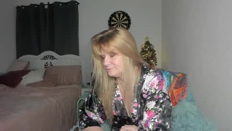 Snapshot of emberpheonixxx chatting on 12/29/24, 03:33 Ember Pheonixxx online show from 12/29/24, 03:33