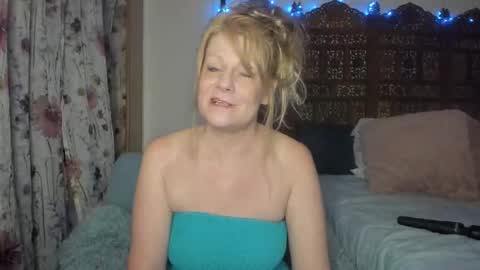 Snapshot of emberpheonixxx chatting on 10/16/25, 02:23 Ember Pheonixxx online show from 10/16/25, 02:23