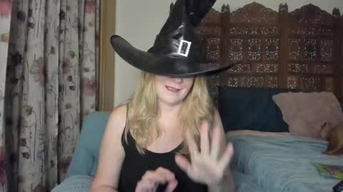 Snapshot of emberpheonixxx chatting on 11/01/25, 01:40 Ember Pheonixxx online show from 11/01/25, 01:40