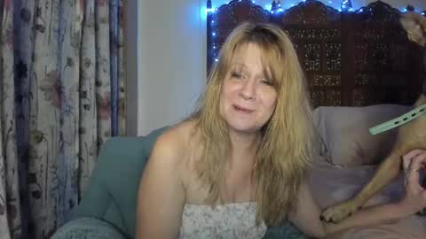 Snapshot of emberpheonixxx chatting on 11/18/25, 04:28 Ember Pheonixxx online show from 11/18/25, 04:28
