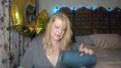 Snapshot of emberpheonixxx chatting on 11/20/25, 04:23 Ember Pheonixxx online show from 11/20/25, 04:23