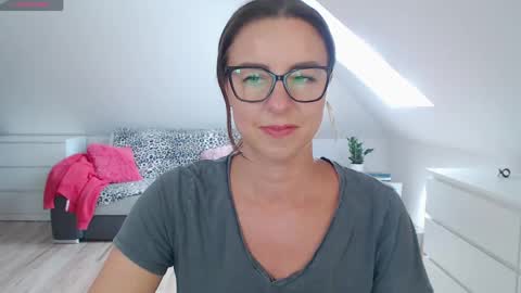 Snapshot of emerald_kittycat chatting on 05/13/26, 10:01 just me online show from 05/13/26, 10:01