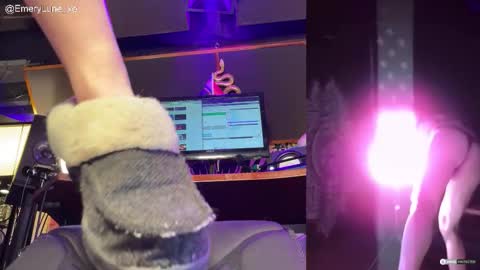 Snapshot of emerylune_xo chatting on 10/11/25, 04:44 Emery Lune online show from 10/11/25, 04:44