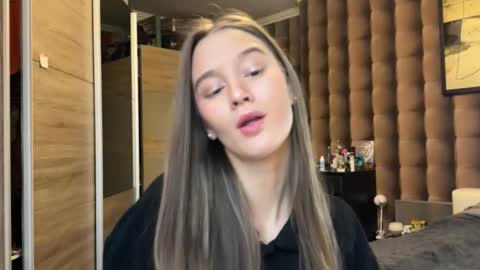 emi__ly online show from 11/27/25, 06:26