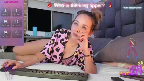 Snapshot of emiily_morgaan chatting on 01/14/25, 02:40 Emy online show from 01/14/25, 02:40