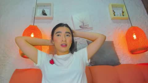 Snapshot of emiily_s chatting on 10/24/25, 12:01 Emily online show from 10/24/25, 12:01