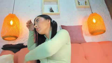 Snapshot of emiily_s chatting on 11/24/25, 12:05 Emily online show from 11/24/25, 12:05