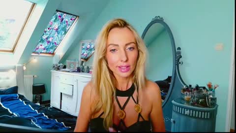 Snapshot of emilachat chatting on 02/05/25, 10:30 Emila online show from 02/05/25, 10:30