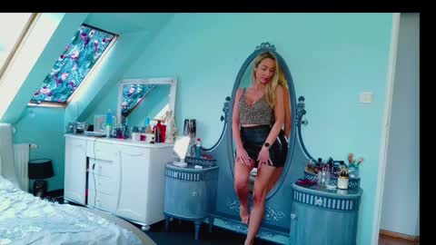 Snapshot of emilachat chatting on 02/07/25, 01:01 Emila online show from 02/07/25, 01:01