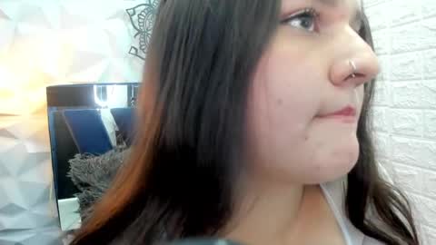 Snapshot of emili_rey chatting on 05/12/26, 03:25 EMILI online show from 05/12/26, 03:25