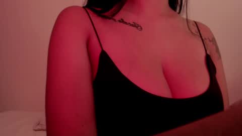 Snapshot of emilia_ghendle chatting on 01/22/25, 01:53 Emilia Big Boobs online show from 01/22/25, 01:53