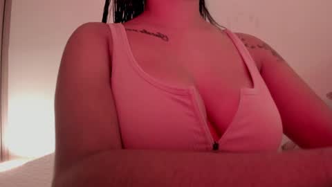 Snapshot of emilia_ghendle chatting on 02/01/25, 01:12 Emilia Big Boobs online show from 02/01/25, 01:12