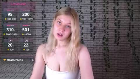 Snapshot of emiliaduchess chatting on 09/26/25, 09:35 Amili online show from 09/26/25, 09:35