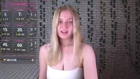 Snapshot of emiliaduchess chatting on 10/15/25, 09:53 Amili online show from 10/15/25, 09:53