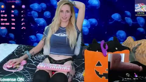Snapshot of emiliamoonxxx chatting on 10/21/25, 07:03 EmiliaMoon online show from 10/21/25, 07:03