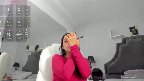 Snapshot of emiliarose_ chatting on 09/18/25, 10:01 EmiliaRose online show from 09/18/25, 10:01
