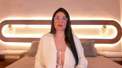 Snapshot of emilie_martinez chatting on 04/22/26, 03:09 Emilie online show from 04/22/26, 03:09