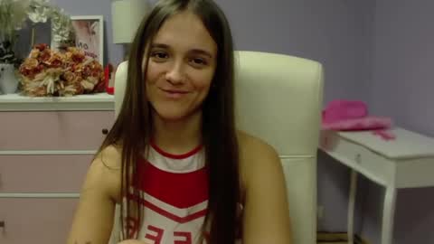 Snapshot of emilly_lust99 chatting on 02/04/25, 10:54 Emilly online show from 02/04/25, 10:54