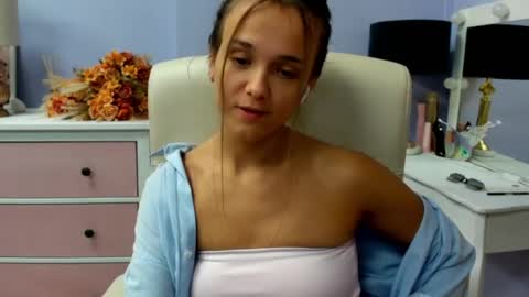 Snapshot of emilly_lust99 chatting on 06/23/26, 06:33 Emilly online show from 06/23/26, 06:33