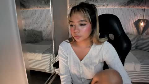 Snapshot of emilly_mell chatting on 09/10/25, 11:43 emilly_mell online show from 09/10/25, 11:43