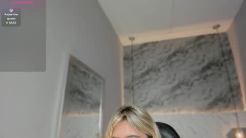 Snapshot of emilly_mell chatting on 12/19/25, 11:17 emilly_mell online show from 12/19/25, 11:17