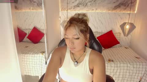 Snapshot of emilly_mell chatting on 04/30/26, 12:11 emilly_mell online show from 04/30/26, 12:11