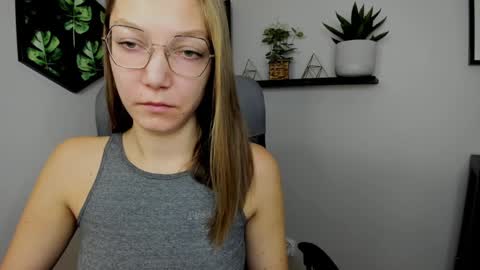 Emilly online show from 12/31/24, 06:16