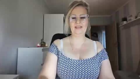 Snapshot of emillykiss chatting on 02/26/26, 09:19 EmillyLove online show from 02/26/26, 09:19