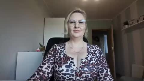 Snapshot of emillykiss chatting on 03/04/26, 07:25 EmillyLove online show from 03/04/26, 07:25