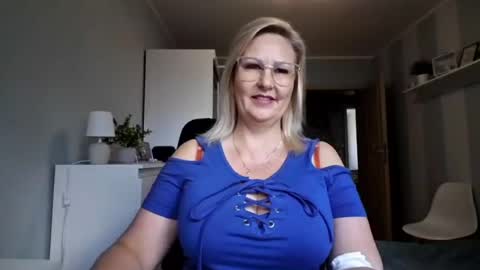 Snapshot of emillykiss chatting on 07/20/26, 07:44 EmillyLove online show from 07/20/26, 07:44