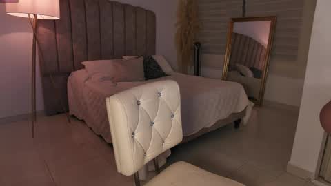 Snapshot of emily_____ chatting on 04/18/26, 01:31 emily valentina online show from 04/18/26, 01:31