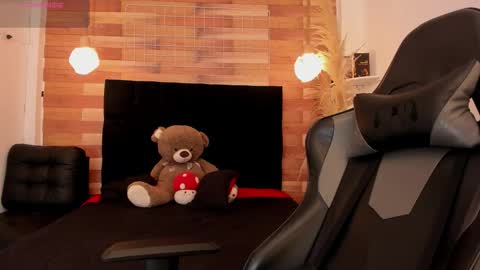 emily_brown04 online show from 11/04/25, 11:09