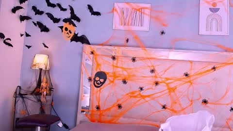 emily_castillo1_ online show from 10/31/25, 05:08