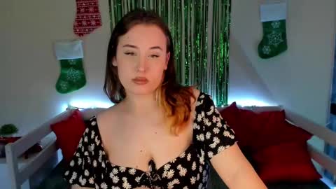 Snapshot of emily_gin chatting on 12/28/24, 06:28 EMILY online show from 12/28/24, 06:28