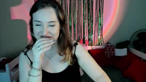 Snapshot of emily_gin chatting on 01/04/25, 08:28 EMILY online show from 01/04/25, 08:28