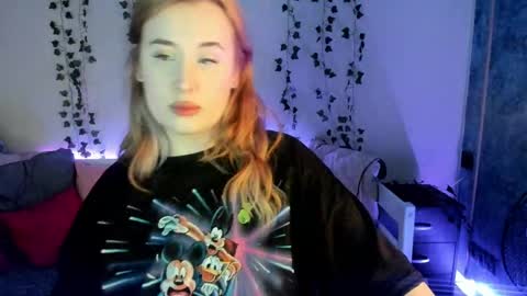 Snapshot of emily_gin chatting on 02/20/25, 05:55 EMILY online show from 02/20/25, 05:55