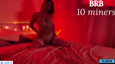 Snapshot of emily_gin chatting on 01/14/26, 02:17 EMILY online show from 01/14/26, 02:17