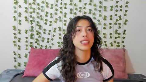 Snapshot of emily_jonessxx chatting on 12/22/25, 12:02 emily online show from 12/22/25, 12:02