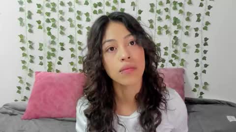 Snapshot of emily_jonessxx chatting on 01/13/26, 05:29 emily online show from 01/13/26, 05:29