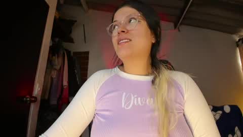 Snapshot of emily_katz chatting on 05/06/26, 03:06 Julieta online show from 05/06/26, 03:06