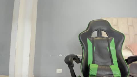 Snapshot of emily_lean_ chatting on 12/13/24, 11:17 Emi independent model online show from 12/13/24, 11:17