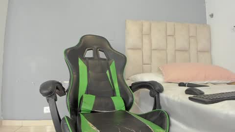 Snapshot of emily_lean_ chatting on 12/14/24, 02:23 Emi independent model online show from 12/14/24, 02:23