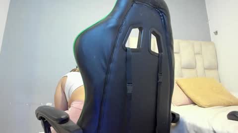 Snapshot of emily_lean_ chatting on 12/17/24, 08:10 Emi independent model online show from 12/17/24, 08:10