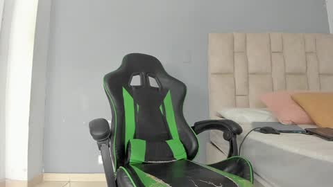 Snapshot of emily_lean_ chatting on 12/24/24, 12:22 Emi independent model online show from 12/24/24, 12:22