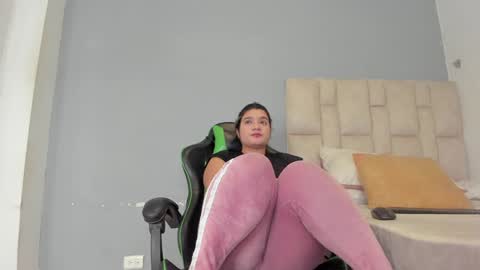 Snapshot of emily_lean_ chatting on 01/04/25, 11:06 Emi independent model online show from 01/04/25, 11:06