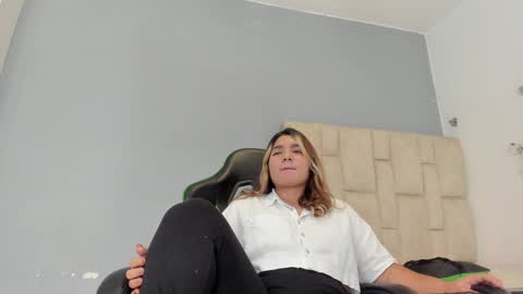 Snapshot of emily_lean_ chatting on 01/11/25, 02:09 Emi independent model online show from 01/11/25, 02:09