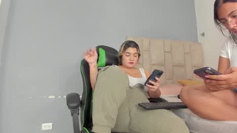 Snapshot of emily_lean_ chatting on 01/14/25, 11:48 Emi independent model online show from 01/14/25, 11:48