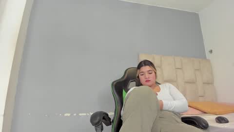 Snapshot of emily_lean_ chatting on 01/15/25, 10:46 Emi independent model online show from 01/15/25, 10:46