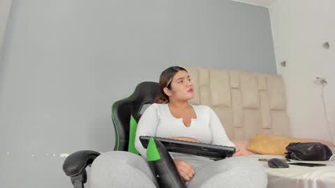 Snapshot of emily_lean_ chatting on 01/18/25, 12:02 Emi independent model online show from 01/18/25, 12:02