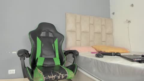 Snapshot of emily_lean_ chatting on 01/21/25, 02:22 Emi independent model online show from 01/21/25, 02:22